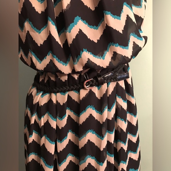 NEW XS Black, white, and Blue Chevron pattern, above knee dress with belt. - Picture 4 of 4